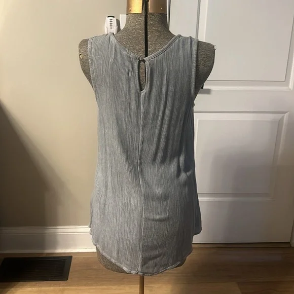 **SOLD ON MERCARI**Knox Rose gray flowy boho sleeveless women’s top size medium - Picture 4 of 8